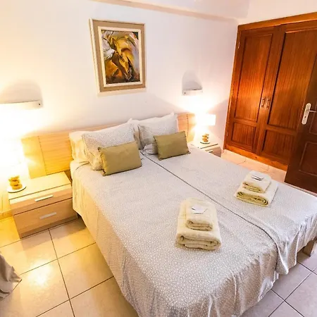 Two Bedroom Near El Duque Beach, Apartman