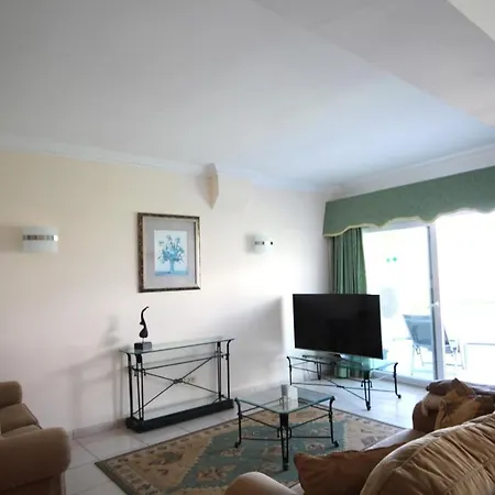 Two Bedroom Near El Duque Beach, Apartament