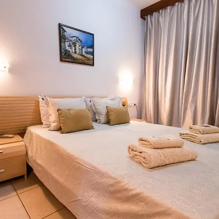 Two Bedroom Near El Duque Beach, 阿德耶